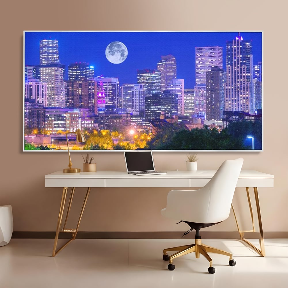 Tablou canvas cu tablou canvas cu peisaj urban nocturn si luna plina, in rama de aluminiu argintiu, pe perete intr-un birou
